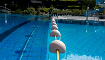 Bild von Absperrband mit Kugeln im Schwimmerbecken im Freibad