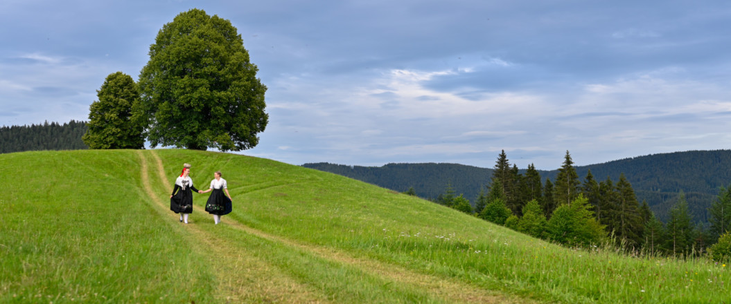 Bild von 2 Trachtenmädchen beim Spaziergang