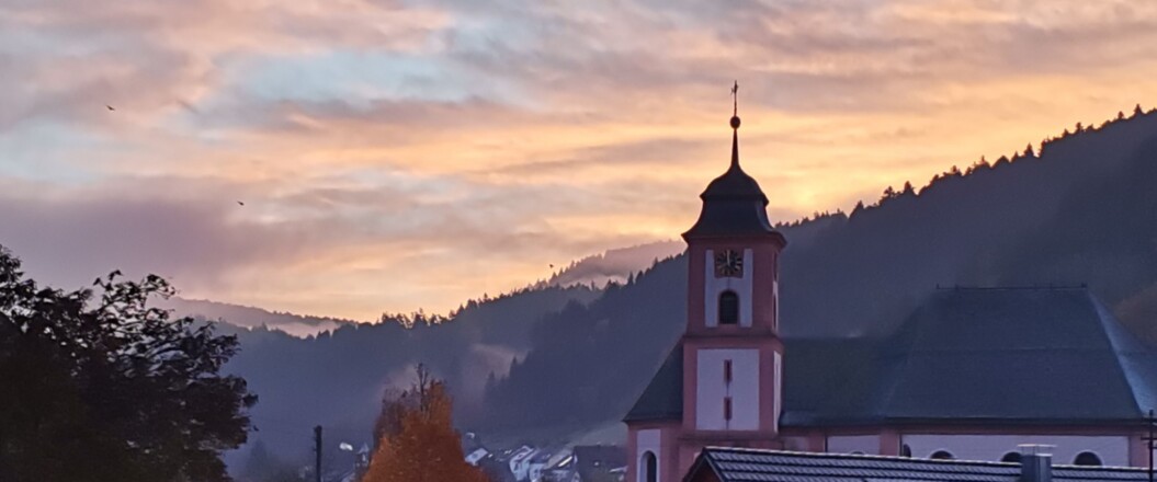 Bild von Kirche St. Ulrich im Herbst