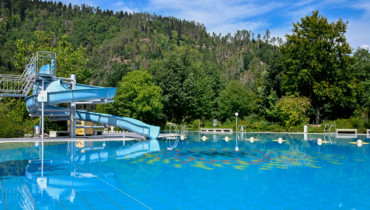 Blick auf Nichtschwimmerbecken und Rutsche