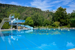 Bild vom Schwimmbad Becken und Rutsche