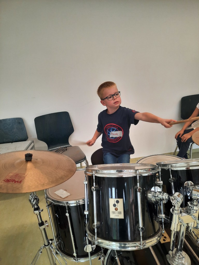 Ein Junge spielt Schlagzeug
