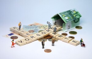 Bild von Schriftzug Rente mit Rentnern und Geldschein