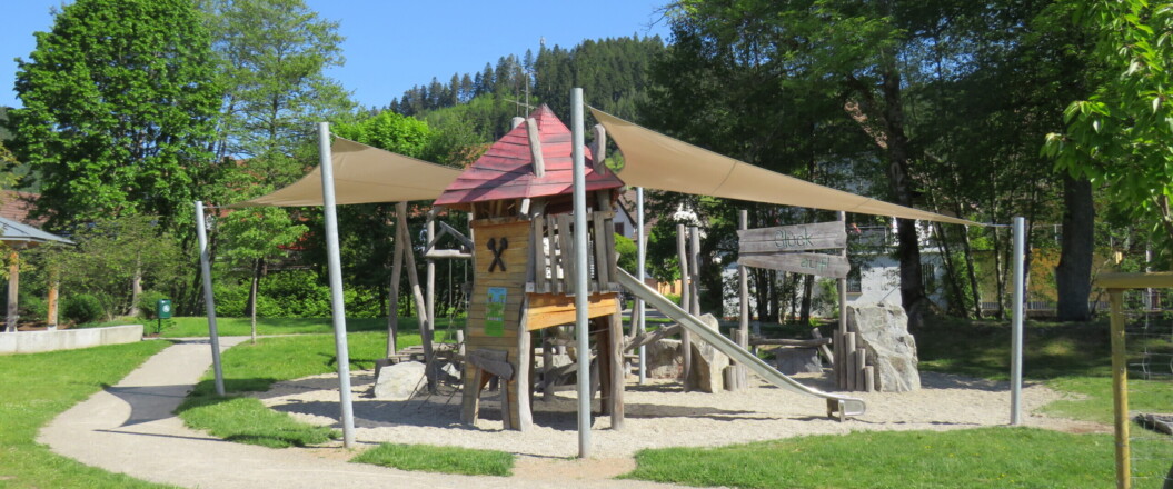 Bild von Spielplatz mit Rutsche, Schaukel und Sand