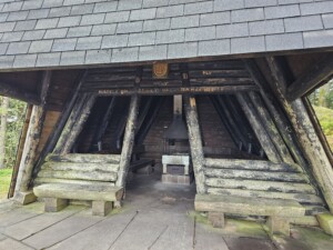 Blick auf Staufenkopfhütte mit Grillstelle im Inneren