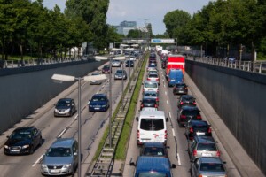Viele verschiedene Autos auf zwei Straßen