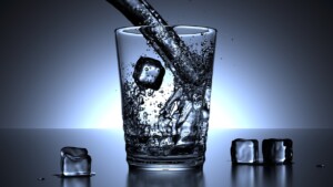 Bild von einem Glas Wasser mit Eiswürfel