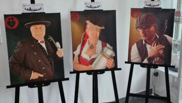 3 Bilder mit Schwarzwaldfiguren auf Staffel