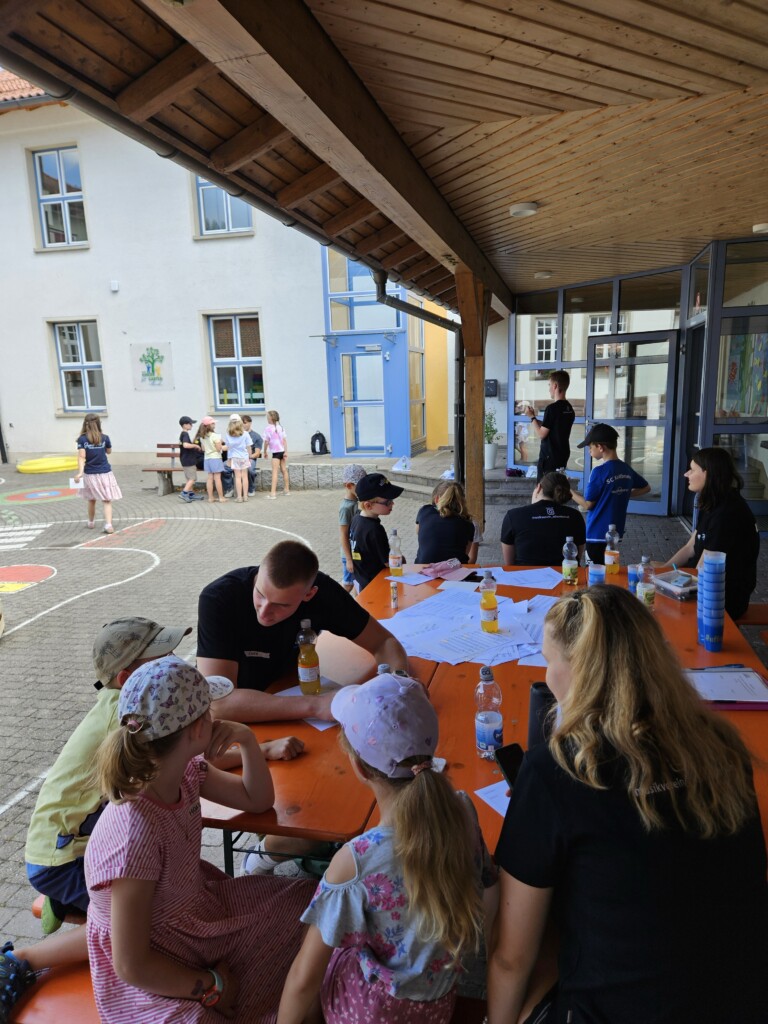 Bild von spielenden Kindern an einem Tisch