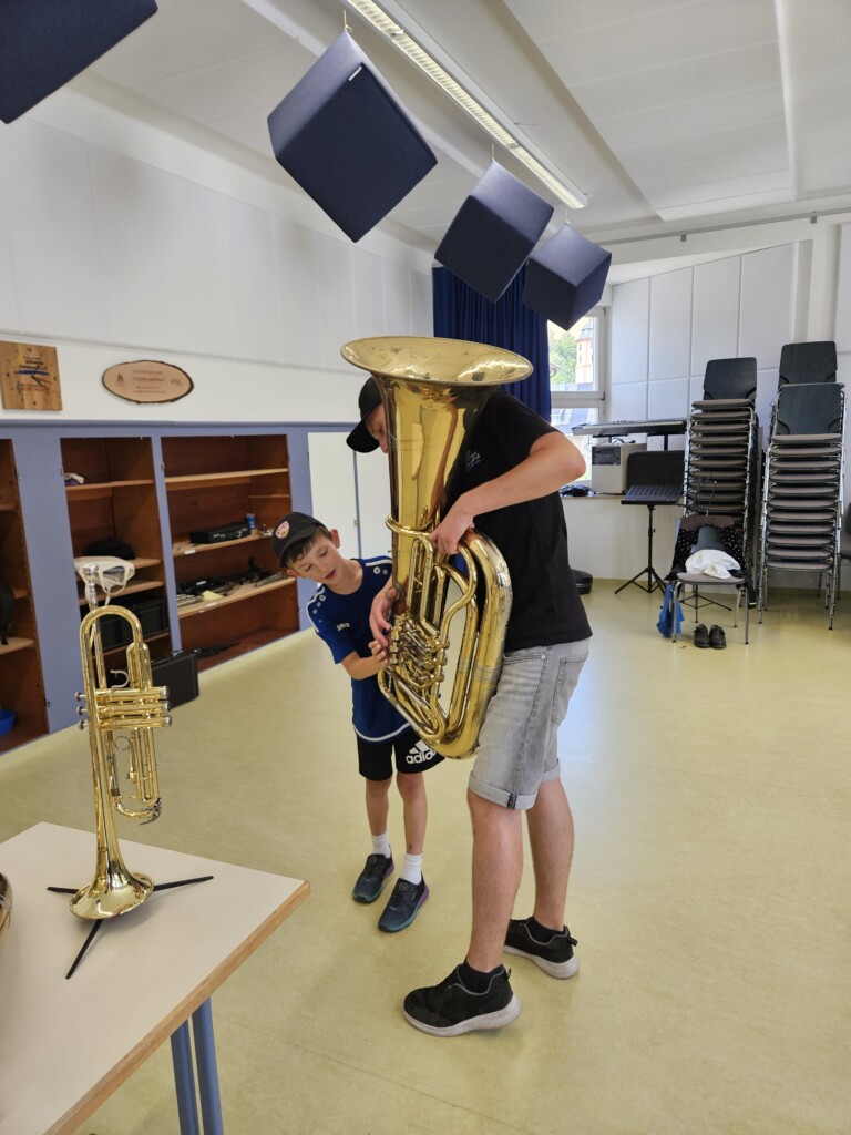Bild von einer Tuba mit einem Kind und einem Erwachsenen