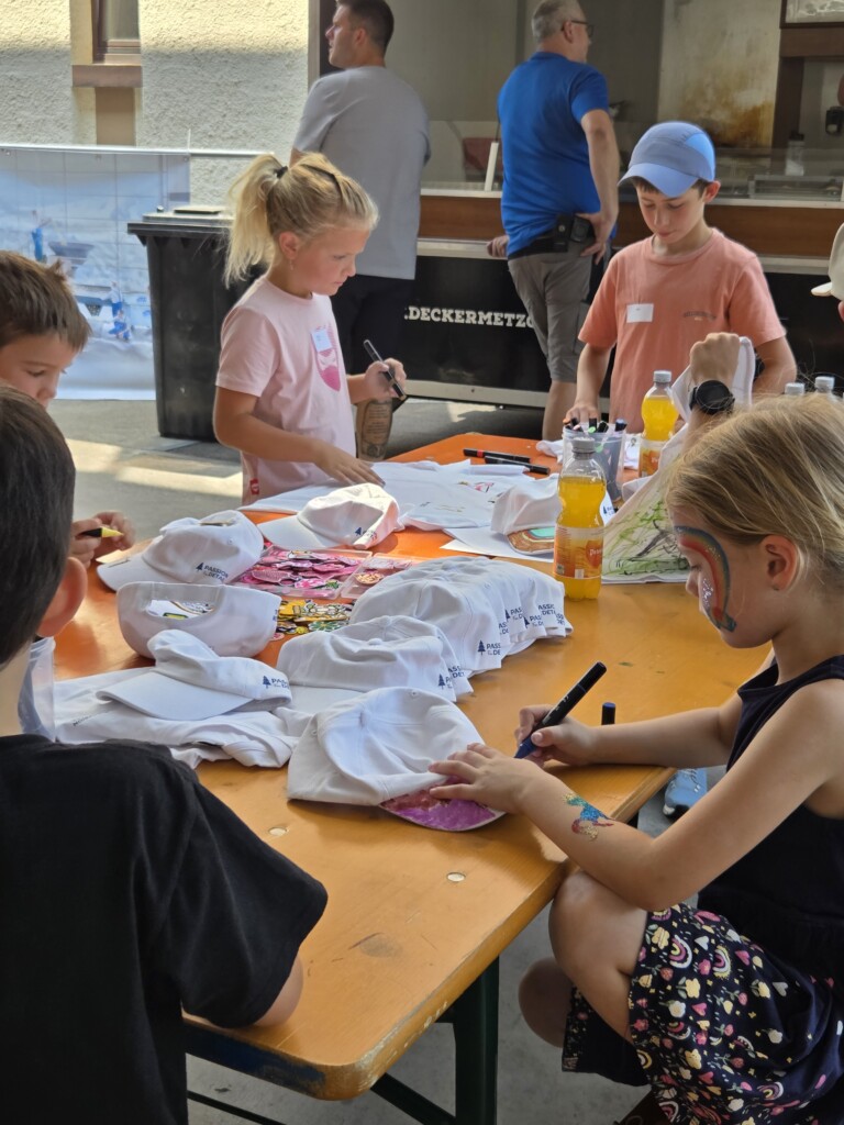 Kinder beim Bemalen von Schirmmützen