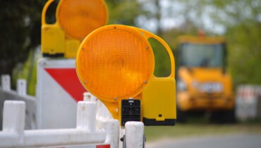Bild von einer Straßensperre mit orangfarbenen Blinklicht