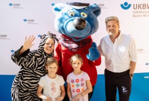 Bild von Hermine und Jella mit IKBW-Maskottchen