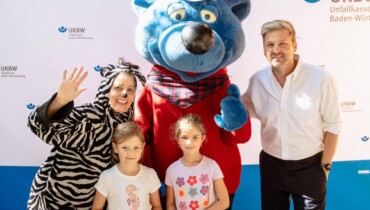 Bild von Hermine und Jella mit IKBW-Maskottchen