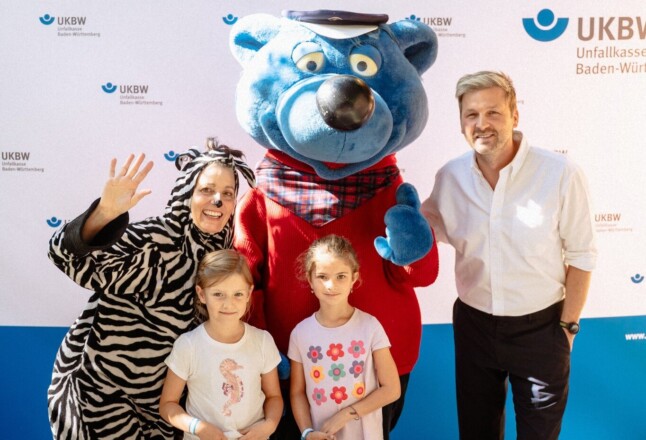 Bild von Hermine und Jella mit IKBW-Maskottchen