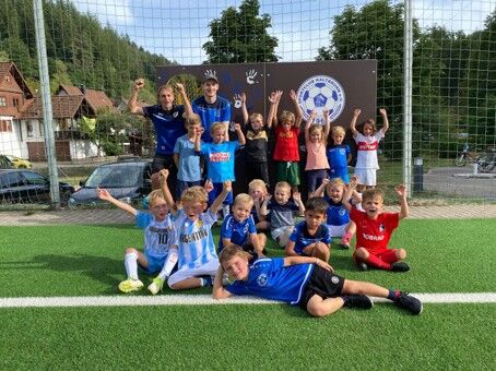 Gruppenbild von Kindern in einem Fußballtor
