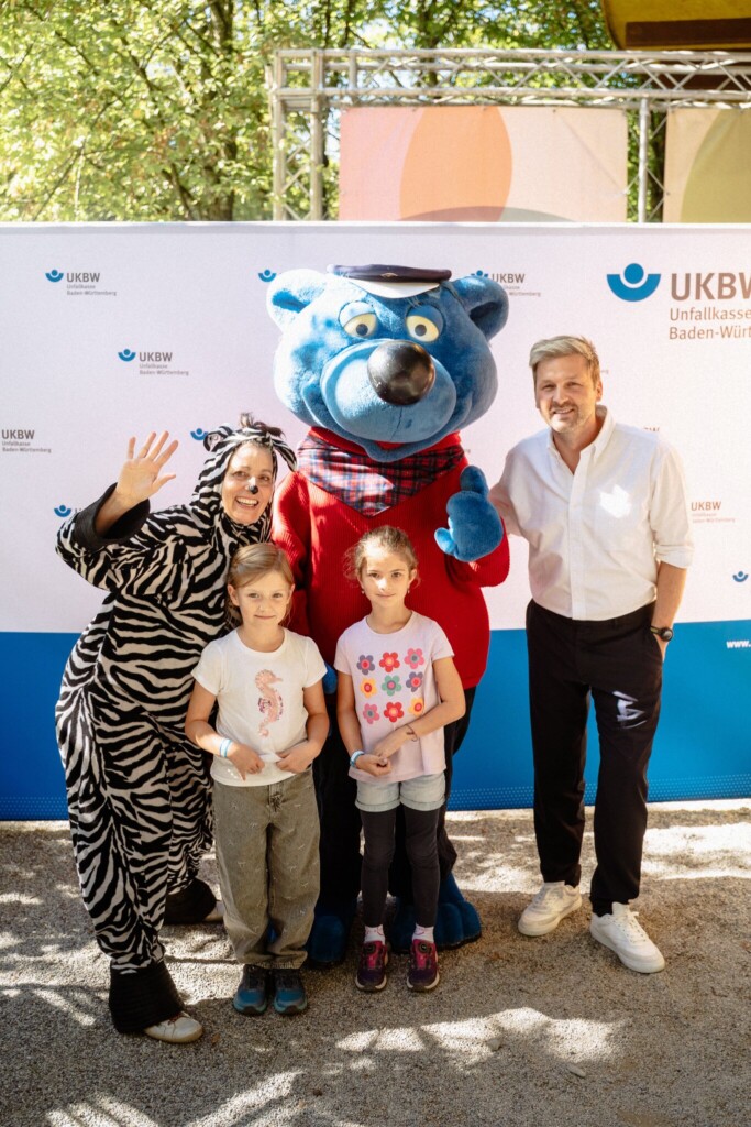 Bild von Hermine und Jella mit den UKBW-Maskottchen